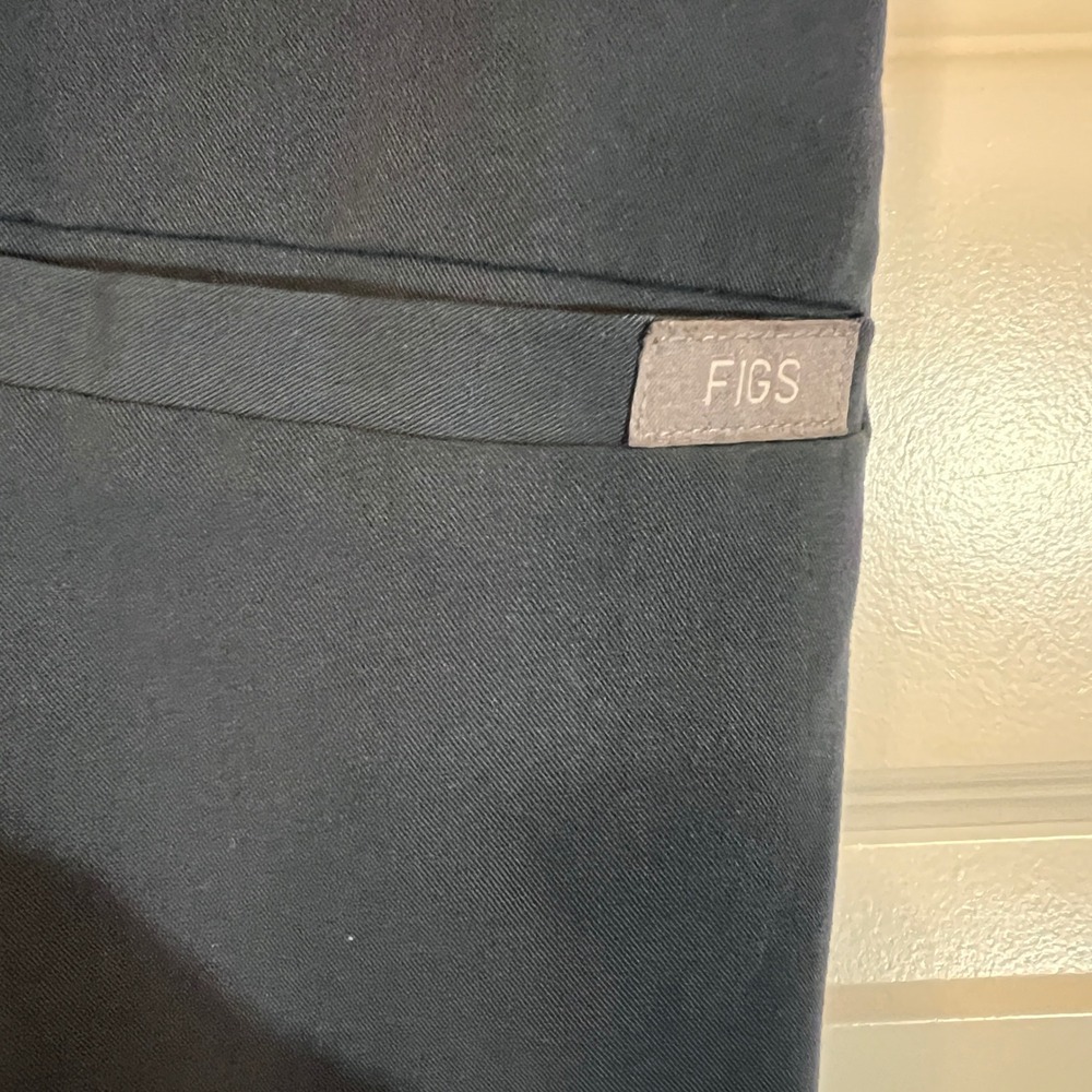 FIGS Technical Collection Scrubs Casma Top & Yola Pants Set in Navy Blue, XXS - Picture 15 of 16